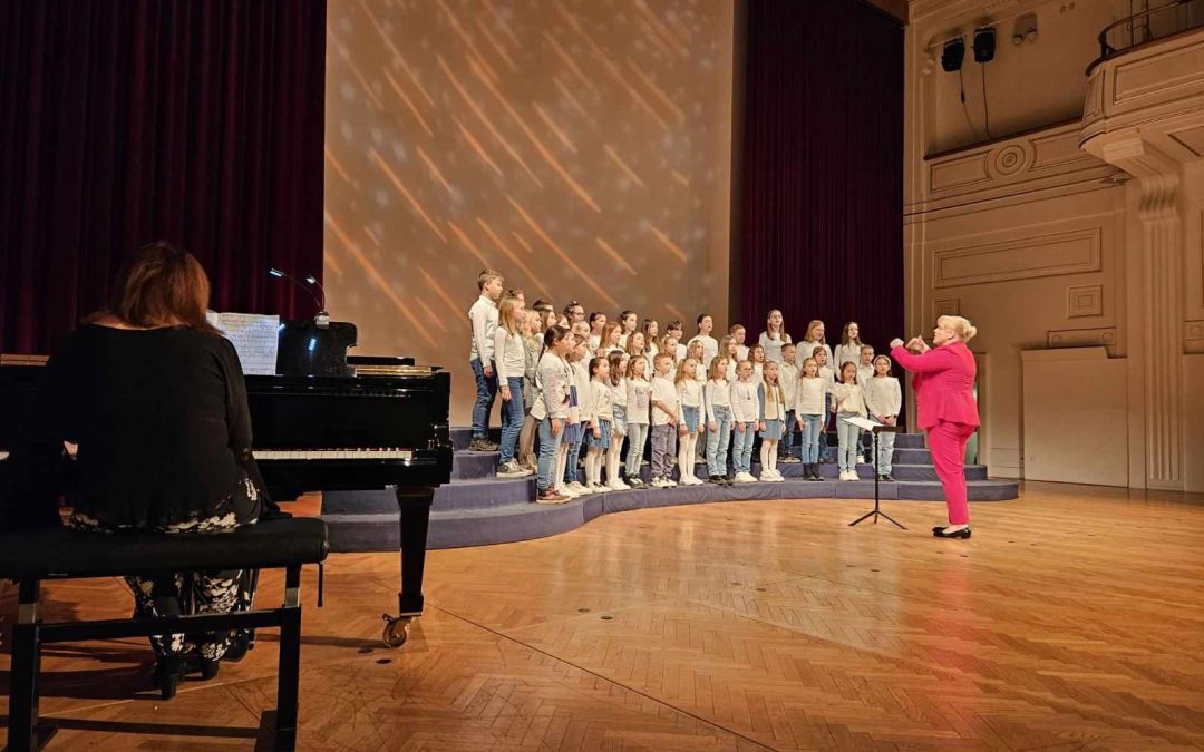Nastop otroškega pevskega zbora na reviji Mladina poje, v dvorani Union